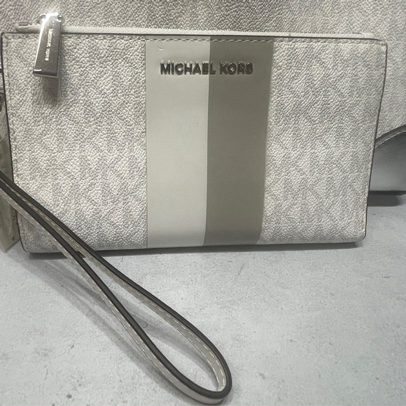 Michael Kors Double Zip Wallet/Wristlet Optic White Aluminum - Picture 1 of 2